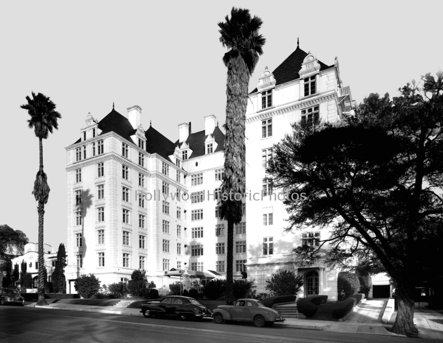 Voltaire 2 1947 1424 Crescent Heights Blvd..jpg